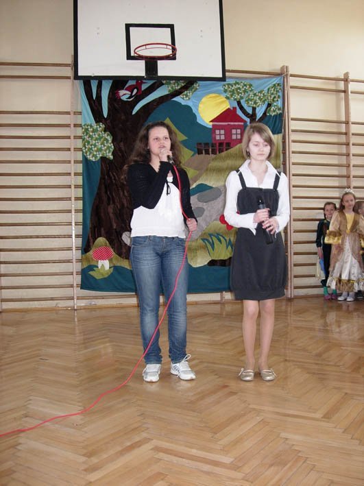 uczennicezaprezentowaypiosenkiekologiczne.jpg
